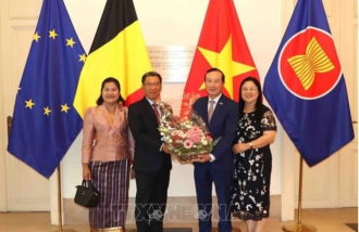 Lao diplomats congratulate Vietnam on 80th National Day